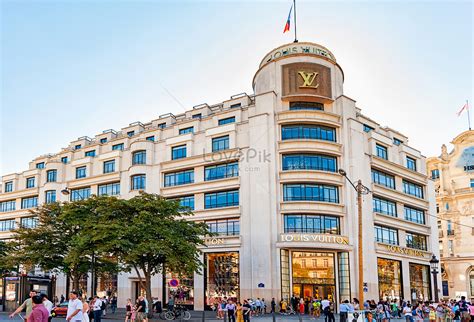 lv flagship store in paris.